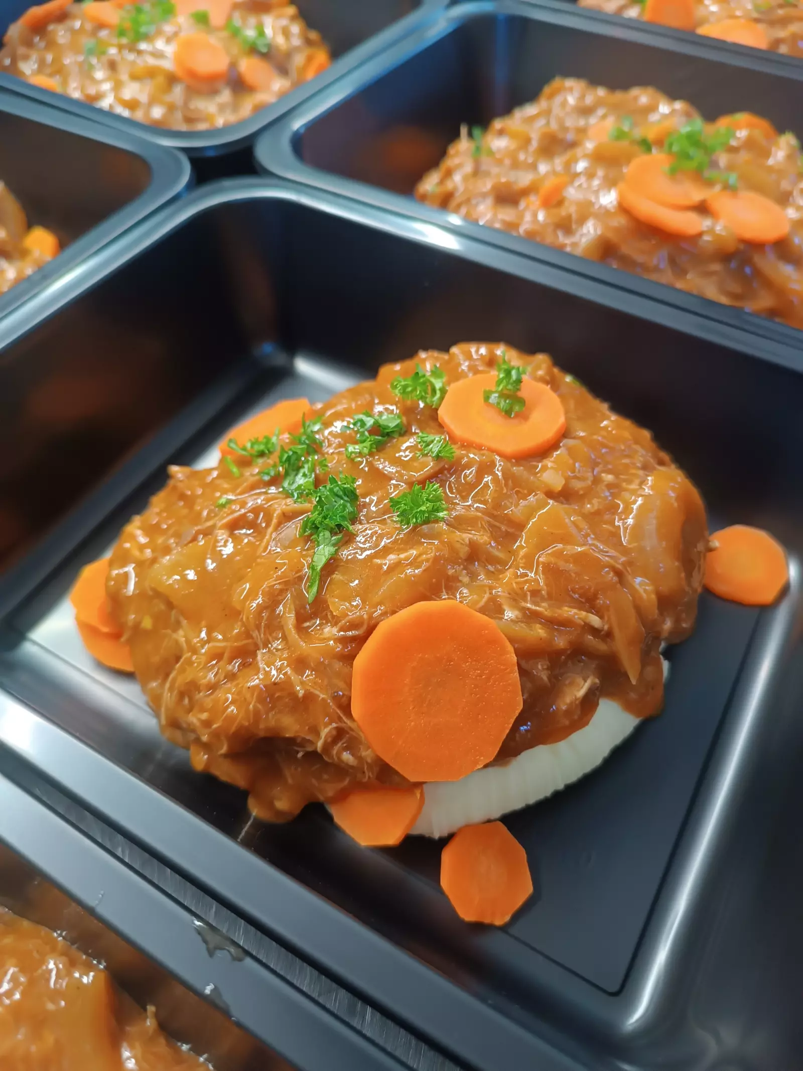 Photo du produit Parmentier d effiloché de porc, carottes & sauce barbecue